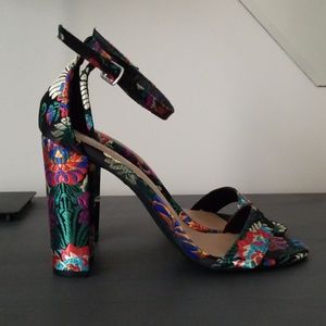 NWOT Embroidered heel